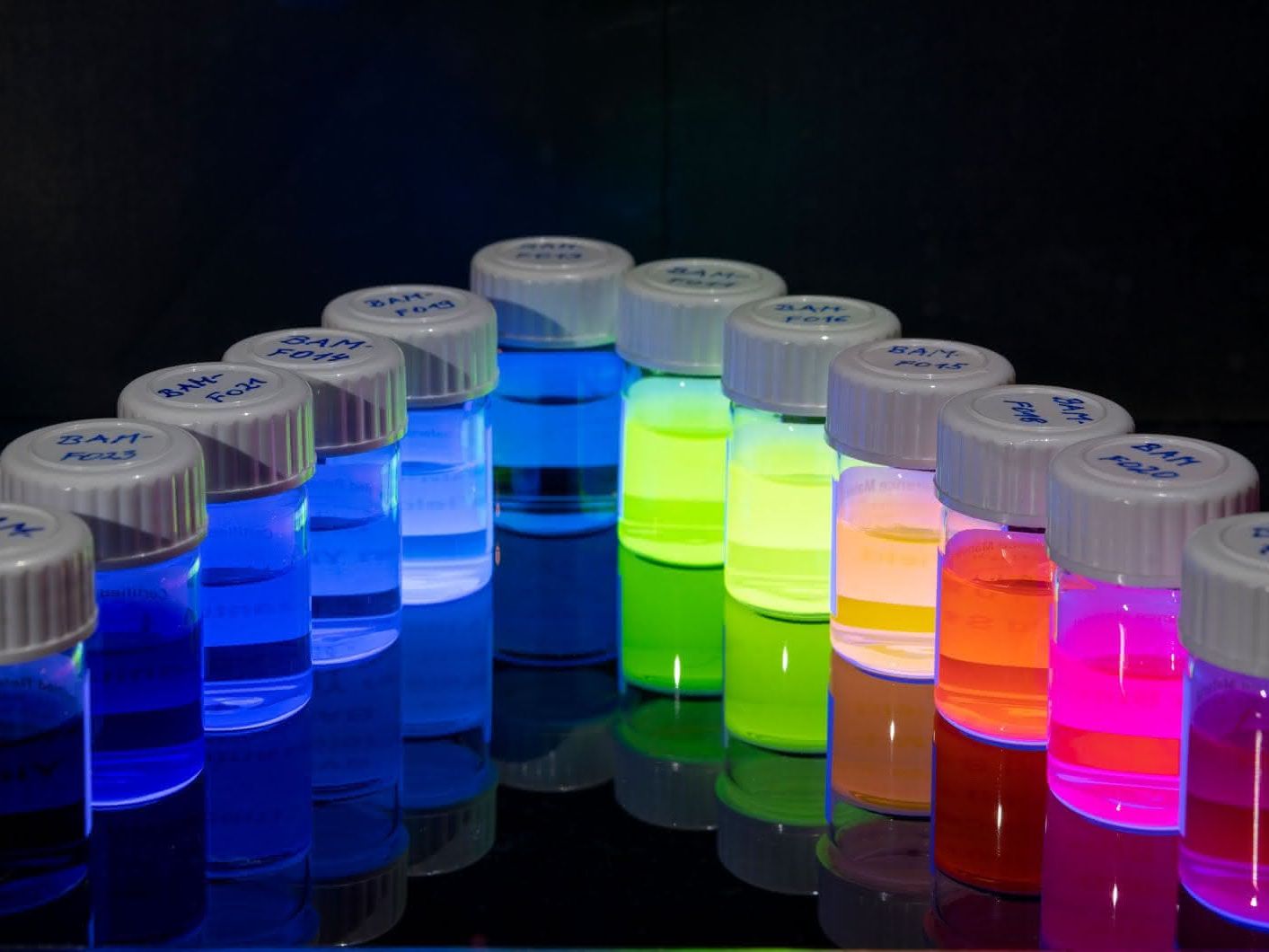 Standards für die Oberflächenanalyse von Nanopartikeln Im Projekt werden u.a. optisch aktive Nanopartikel untersucht. Hier als Symbolbild: bunt gefüllte Gläschen.