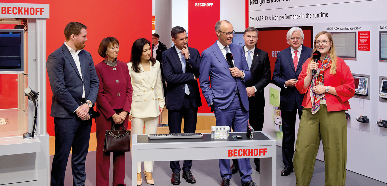 Physical AI auf der Hannover Messe 2026: Friedrich Merz besucht Beckhoff Automation (v. l. n. r.) Besuch auf dem Beckhoff Messestand im Rahmen des Eröffnungsrundgangs des Bundeskanzlers auf der Hannover Messe: Johannes Beckhoff (Produktmanagement, Beckhoff Automation), Charlotte Merz, Katherina Reiche (CDU, Bundesministerin für Wirtschaft und Energie), Olaf Lies (SPD, Ministerpräsident von Niedersachsen), Bundeskanzler Friedrich Merz (CDU), Valdis Dombrovskis (Kommissar für Wirtschaftlichkeit und Produktivität in der Europäischen Kommission), Hans Beckhoff (Geschäftsführender Gesellschafter von Beckhoff Automation) und Frederike Beckhoff (Corporate Development, Beckhoff Automation)