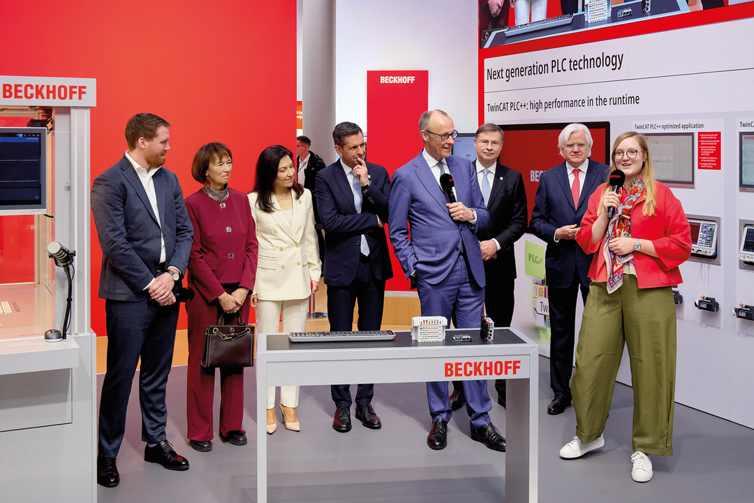 (v. l. n. r.) Besuch auf dem Beckhoff Messestand im Rahmen des Eröffnungsrundgangs des Bundeskanzlers auf der Hannover Messe: Johannes Beckhoff (Produktmanagement, Beckhoff Automation), Charlotte Merz, Katherina Reiche (CDU, Bundesministerin für Wirtschaft und Energie), Olaf Lies (SPD, Ministerpräsident von Niedersachsen), Bundeskanzler Friedrich Merz (CDU), Valdis Dombrovskis (Kommissar für Wirtschaftlichkeit und Produktivität in der Europäischen Kommission), Hans Beckhoff (Geschäftsführender Gesellschafter von Beckhoff Automation) und Frederike Beckhoff (Corporate Development, Beckhoff Automation)