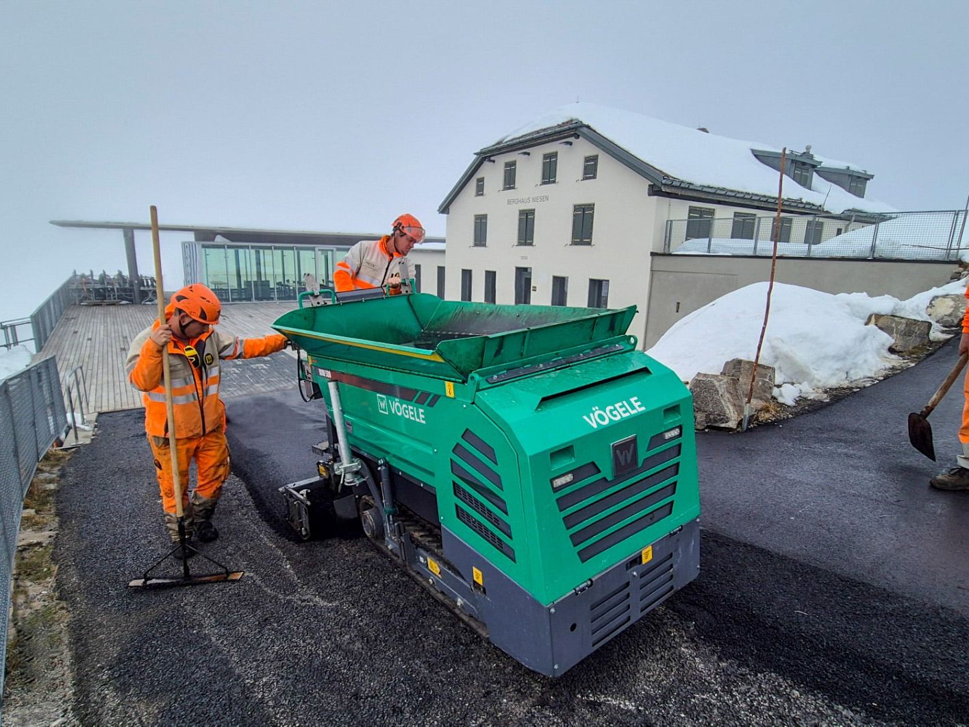 Sanierung eines Gehwegs auf dem Niesen mit dem Vögele Fertiger MINI 500