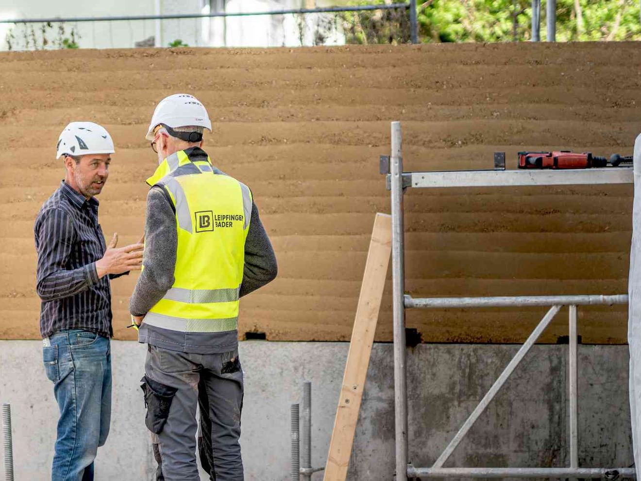 Industriell vorgefertigte Lehmbauweise als tragendes Sanierungskonzept Industriell vorgefertigte Lehmbauweise als tragendes Sanierungskonzept