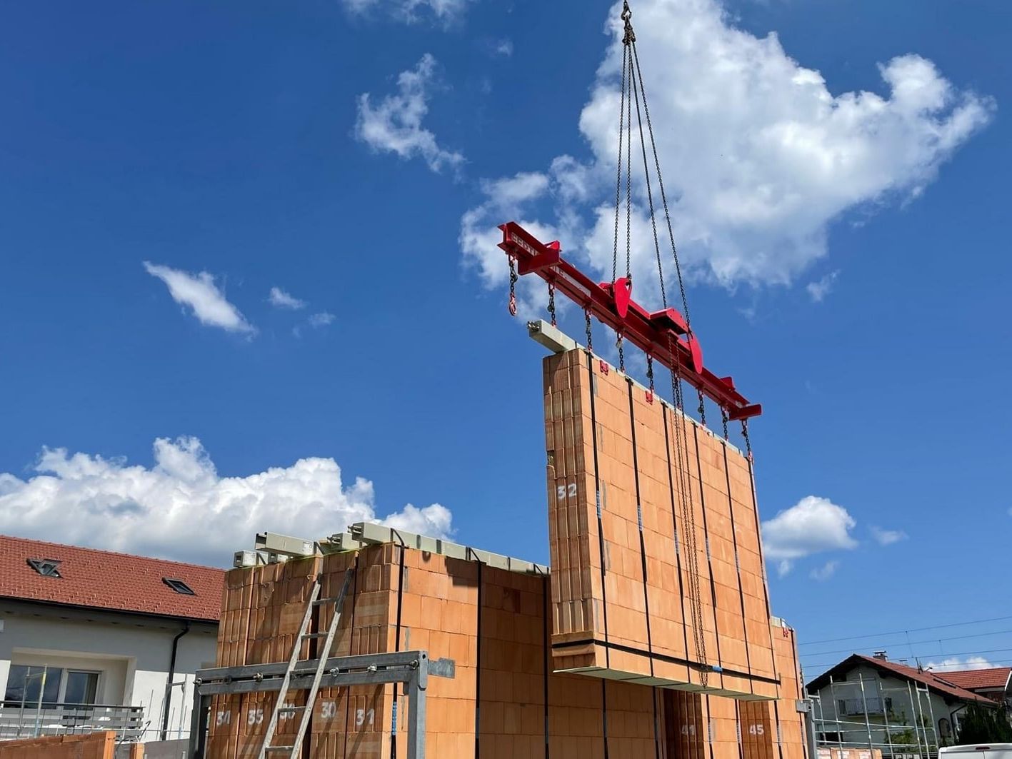 Ziegel-Fertigelemente von Leipfinger-Bader werden in Prien angeliefert