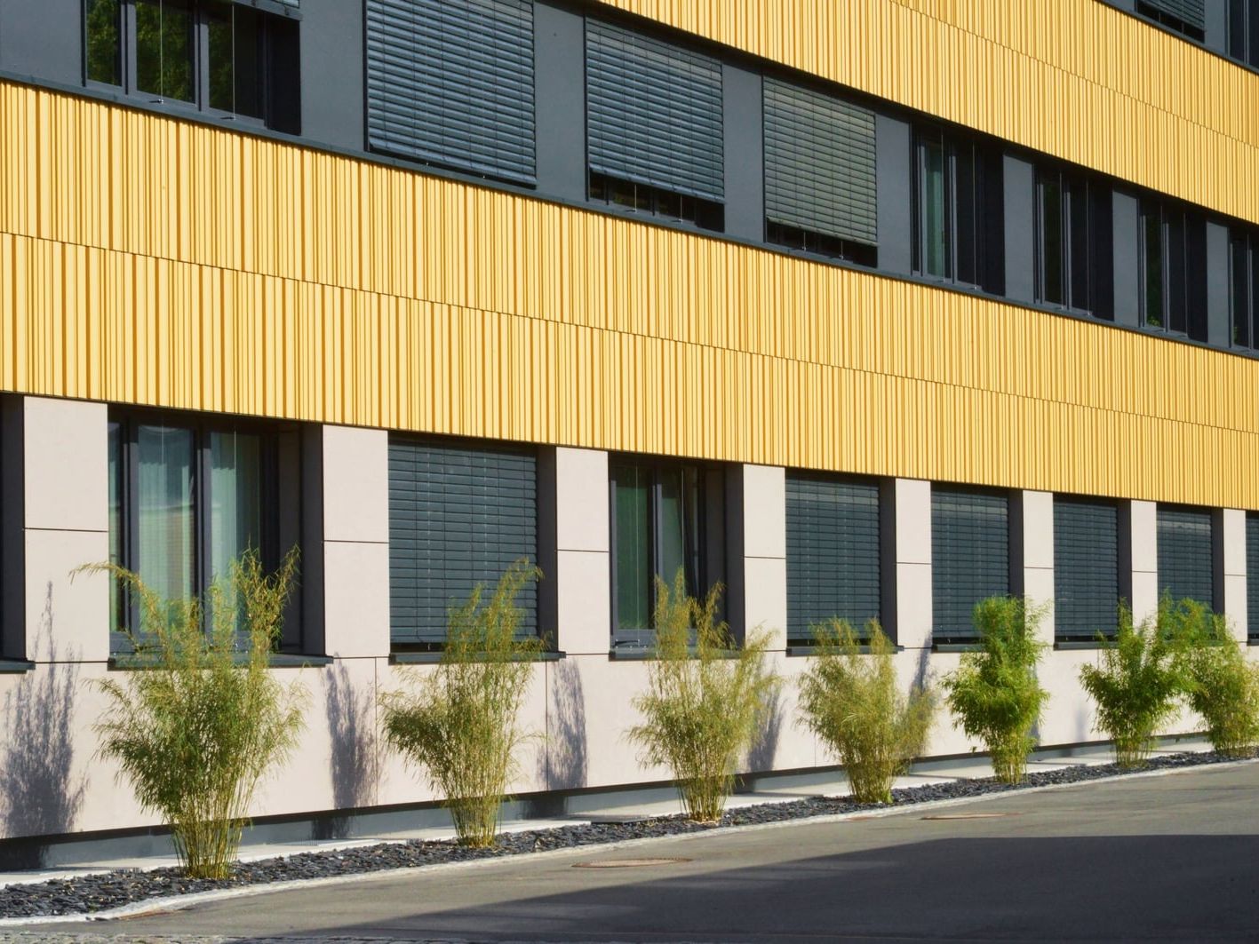 Die Stadtwerke Hof haben ihr Verwaltungsgebäude auf dem Betriebshof der bayerischen Stadt umfassend saniert und energetisch optimiert. Tonality-Fassade für den Verwaltungsbau der Stadtwerke Hof
