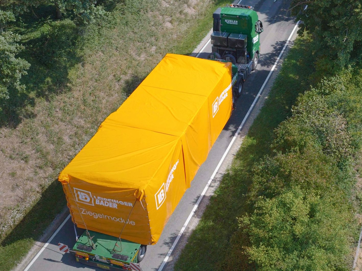 Die massiven Module von Leipfinger-Bader werden per LKW zur Baustelle transportiert und dort mit dem Autokran gehoben und gestellt.