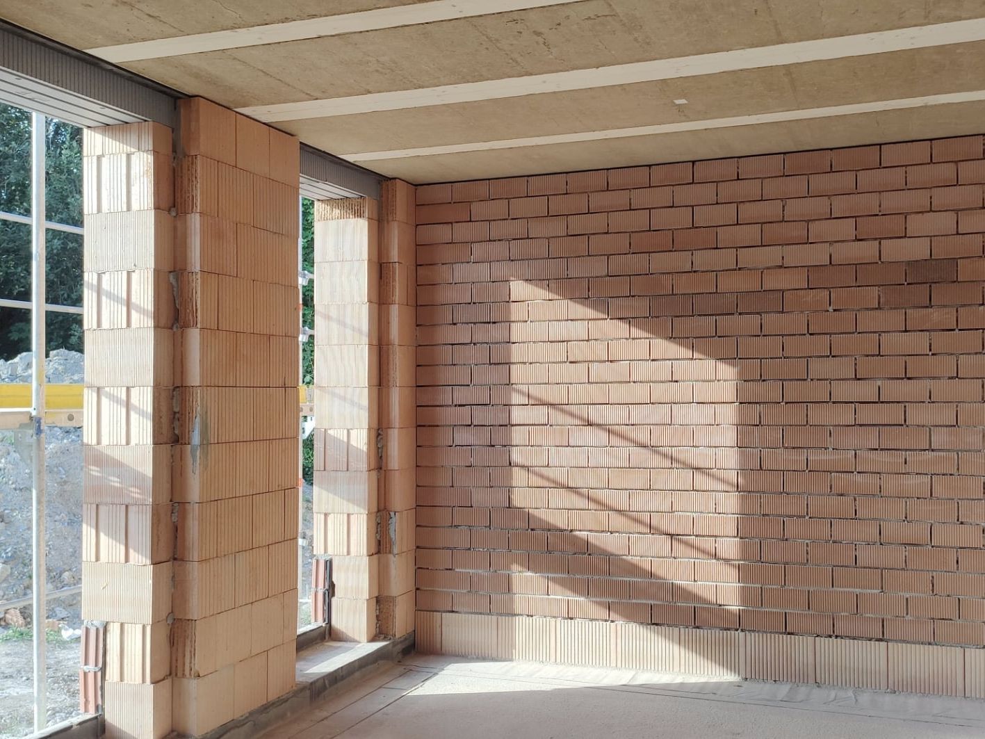 Bei einem Projekt in Tirschenreuth kam der Kaltziegel bereits als tragende Innenwand zum Einsatz.
