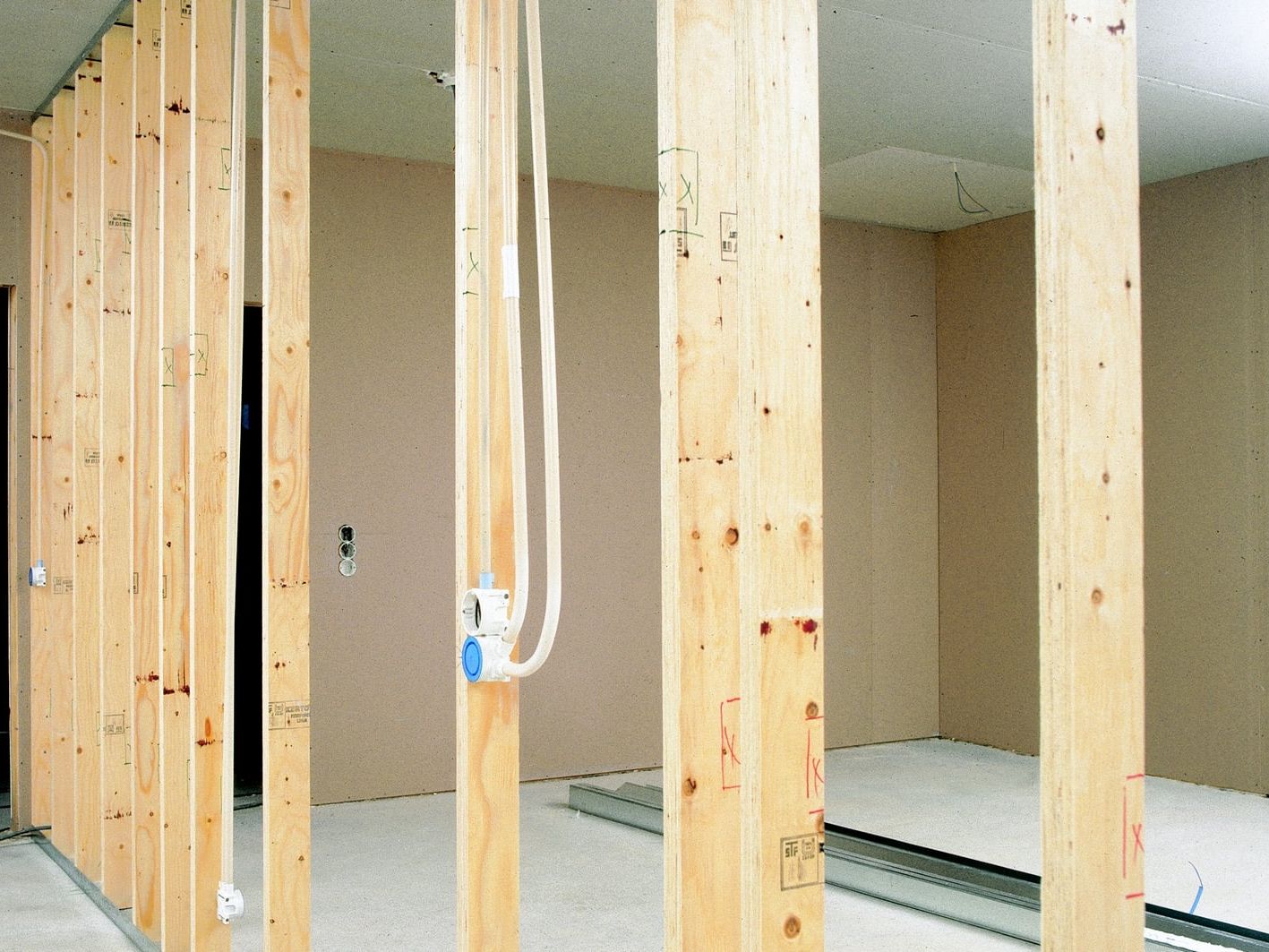 Furnierschichtholz-Ständer aus Kerto LVL von Metsä Wood erfüllen brandschutzrechtliche Anforderungen der Muster-Holzbaurichtlinie schon bei einem Querschnitt von nur 45 Millimetern. Furnierschichtholz-Ständer aus Kerto LVL von Metsä Wood erfüllen brandschutzrechtliche Anforderungen der Muster-Holzbaurichtlinie schon bei einem Querschnitt von nur 45 Millimetern.