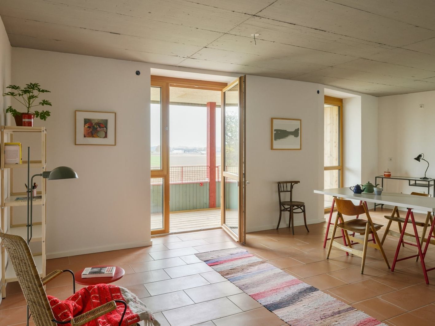 Die Räume des Wohnkomplexes werden überwiegend passiv temperiert. An kalten Tagen sorgen Heizpapier und Estrichziegel von Leipfinger-Bader für flexible und wirtschaftliche Wärmeunterstützung.