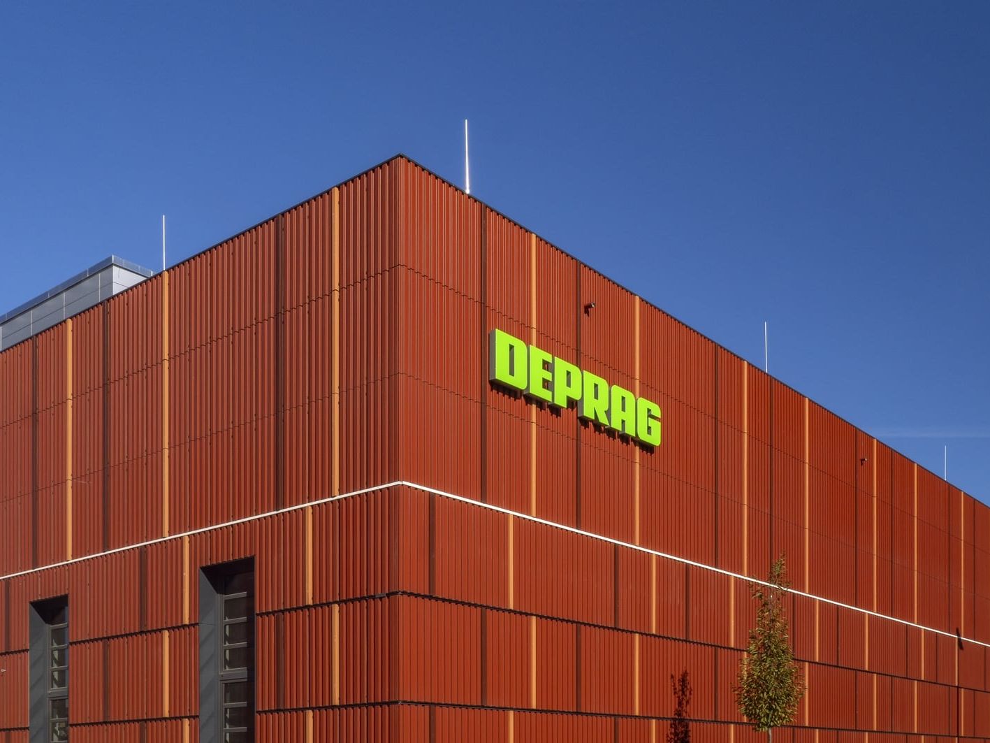 Keramische Vertikalfassade für den Industriebau von Leipfinger-Bader