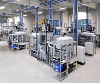Kunststofftechnik in der Drahtweberei: Tradition und Innovation spielen zusammen Kunststofftechnik in der Drahtweberei: Tradition und Innovation spielen zusammen