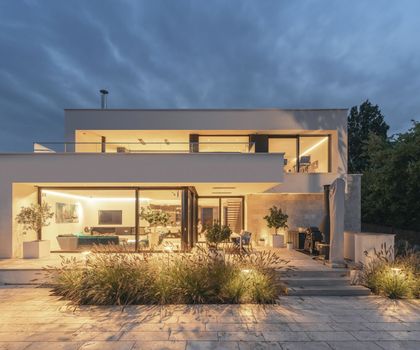 Energieeffiziente Familienvilla in Bayreuth verknüpft Naturstein mit maßgeschneidertem WDVS Wohnhaus mit repräsentativer Natursteinschale