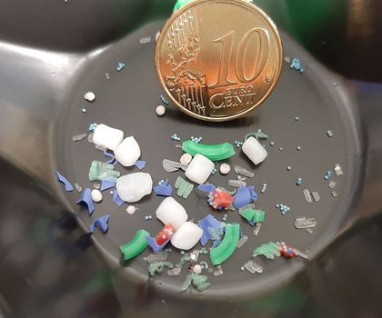 Mikroplastik im Wasser leichter identifizieren: Teilchen im Durchfluss erkennen Mikroplastik im Wasser leichter identifizieren: Teilchen im Durchfluss erkennen