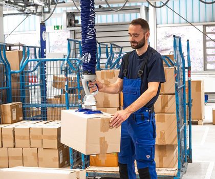 Greifen und Heben: Ergonomie in der Intralogistik Greifen und Heben: Ergonomie in der Intralogistik