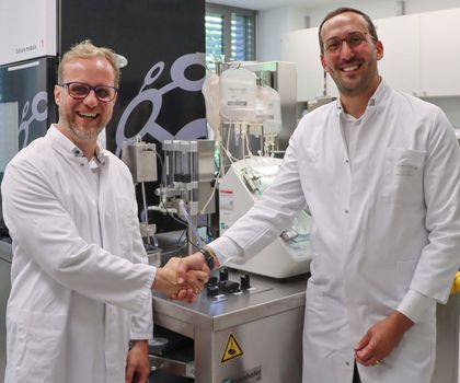 Laborplattform zur automatisierten Produktion von Immunzellen Von links nach rechts: Prof. Dr. Michael Hudecek und Dr. Bastian Nießing