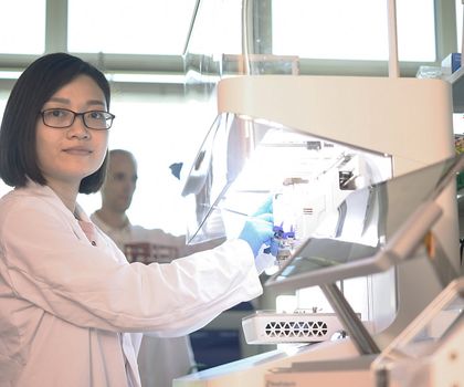 Hornhaut aus dem 3D-Drucker: Transparentes, selbstklebendes Implantat für die Augen Empa-Forscherin Hien Le arbeitet an einer künstlichen Hornhaut aus Hydrogel für Menschen mit Sehbeeinträchtigung.