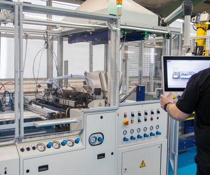 Production of flap bags: Automatically from the flat film to the finished bag Production of flap bags: Automatically from the flat film to the finished bag