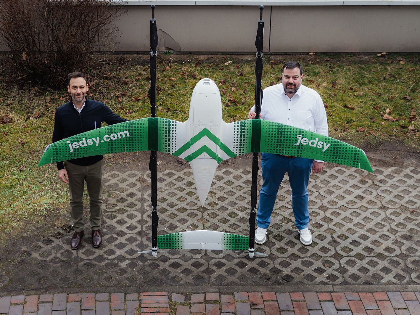 Asklepios Kliniken starten Flugtransport: Drohne transportiert Laborproben Daniel Amrein und Patrick Hauser mit der Drohne