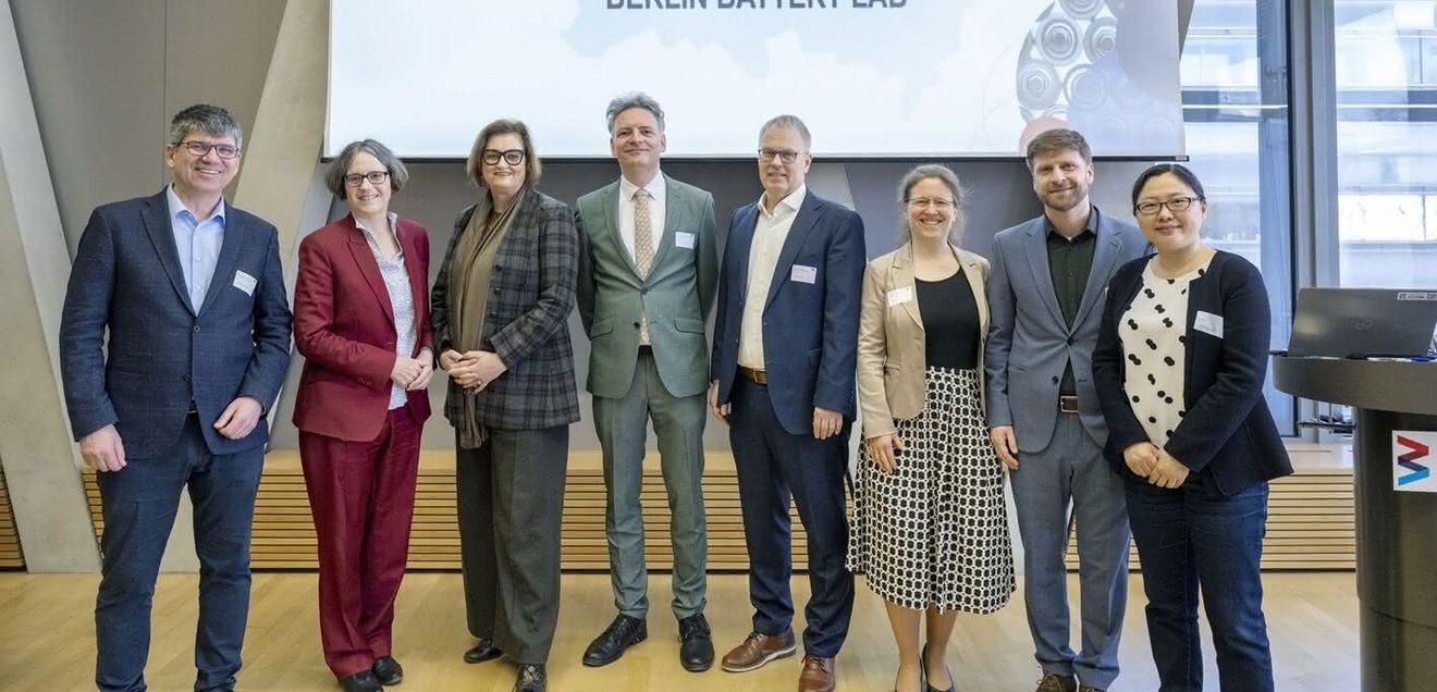 Bei der Einweihung des Berlin Battery Lab: Prof. Dr. Bernd Rech, Prof. Dr. Julia von Blumenthal, Dr. Ina Czyborra, Prof. Dr. Philipp Adelhelm, Prof. Dr. Ulrich Panne, Saskia Vormfelde, Dr. Tim Fellinger, Prof. Dr. Yan Lu