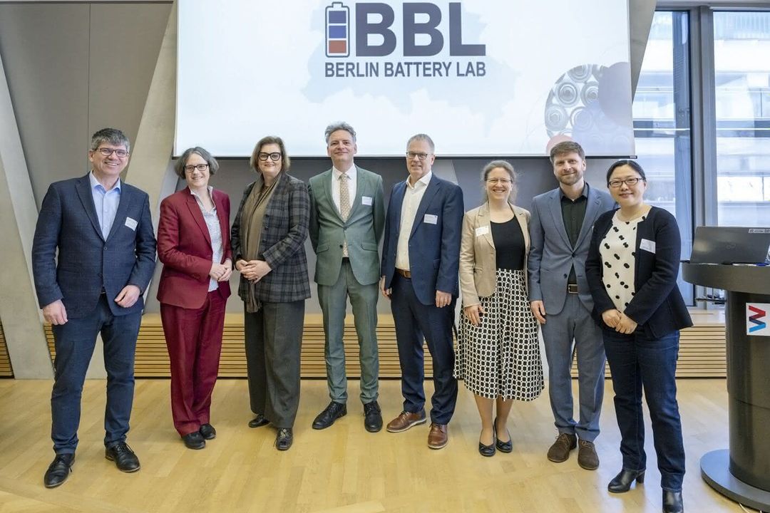 Bei der Einweihung des Berlin Battery Lab: Prof. Dr. Bernd Rech, Prof. Dr. Julia von Blumenthal, Dr. Ina Czyborra, Prof. Dr. Philipp Adelhelm, Prof. Dr. Ulrich Panne, Saskia Vormfelde, Dr. Tim Fellinger, Prof. Dr. Yan Lu