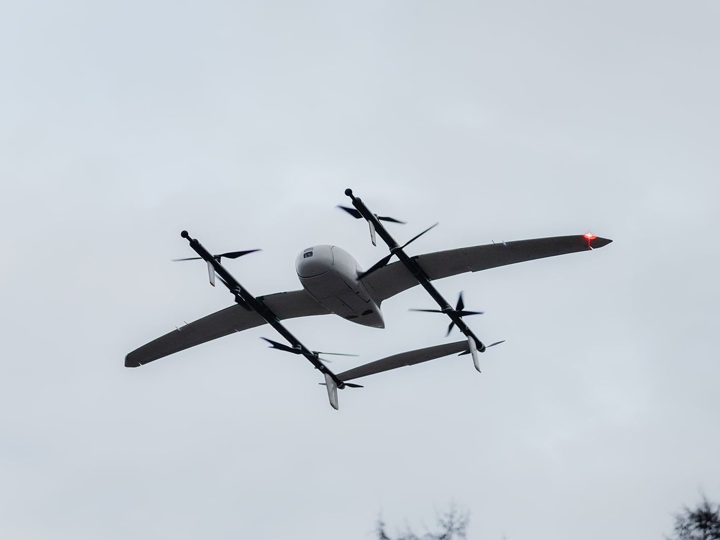 Asklepios Kliniken starten Flugtransport: Drohne transportiert Laborproben Drohne beim Anflug auf die Klinik in Bad Oldesloe