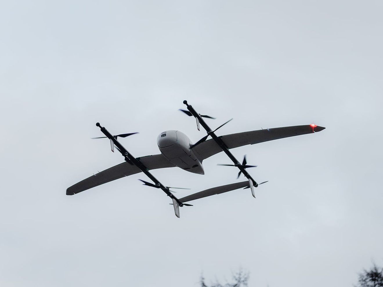 Asklepios Kliniken starten Flugtransport: Drohne transportiert Laborproben Drohne beim Anflug auf die Klinik in Bad Oldesloe