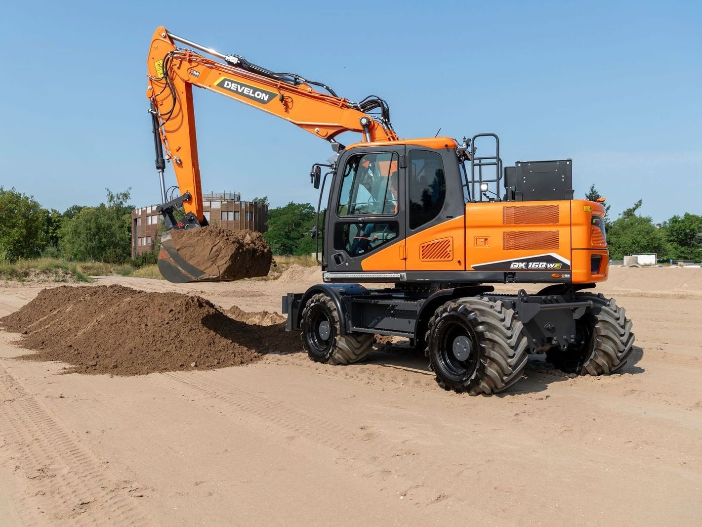 Elektrischer Antrieb: Mit dem DX160WE der 7er-Serie zeigt DEVELON eine Maschine für den ganztägigen Betrieb in lärmsensiblen Umgebungen.