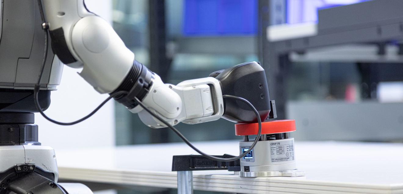 To estimate the force in the event of a collision, the robot strikes a force sensor of the type used to measure cobots. To estimate the force in the event of a collision, the robot strikes a force sensor of the type used to measure cobots.