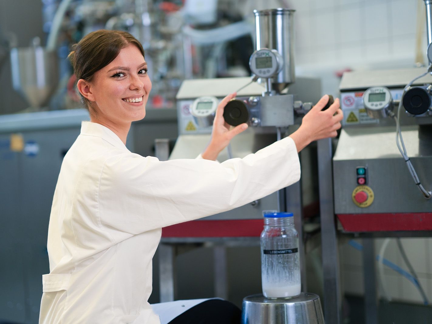 Fraunhofer IVV-Expertin bei der Entwicklung und Testung von Milchalternativen für einen Industriepartner des Instituts.