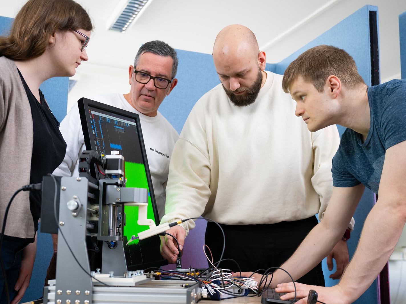Prof. Campos trainiert mit den Studierenden im Labor. Prof. Campos trainiert mit den Studierenden Hannah Wieser, Sven Wroblewski und Dominik Heinz die Seitenkanalanalyse und verwendet dafür einen RISC-V Prozessor – einen Mikrocontroller. Dabei kommt auch ein Oszilloskop zum Einsatz, das elektronische Signale grafisch darstellt.