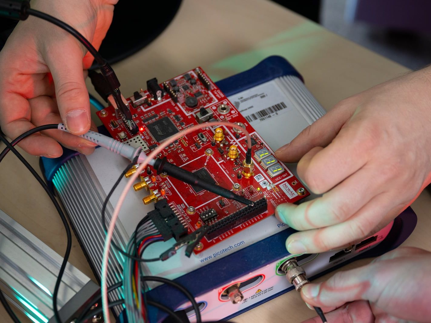 Klein aber effektiv: Analyse von Seitenkanälen mithilfe eines Oszilloskops und der ChipWhisperer-Plattform.