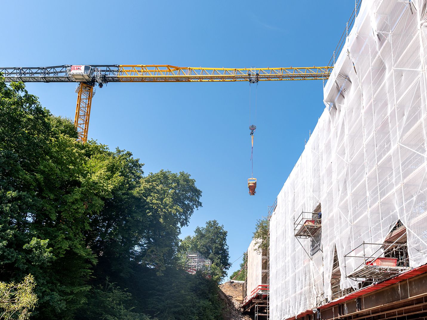 BKL setzt Schwerlast-Obendreher für Sanierung historischer Eisenbahnbrücke in NRW ein