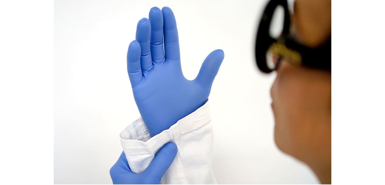 Laborhandschuhe auf Mikrorisse prüfen