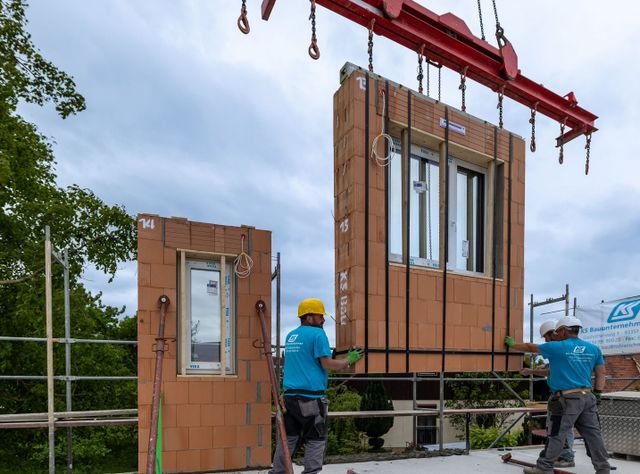 Ziegelfertigteile mit integrierten Systemlösungen im Geschosswohnungsbau Ziegelfertigteile mit integrierten Systemlösungen im Geschosswohnungsbau
