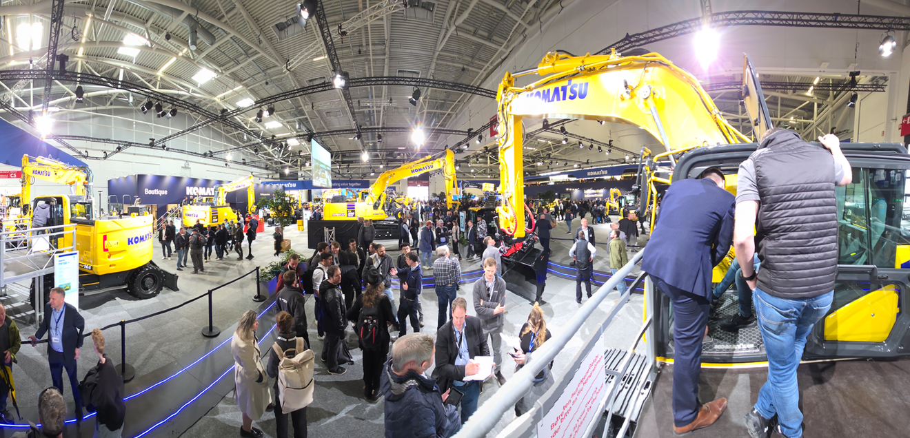 Der Blick auf die Ausstellungshalle von Komatsu