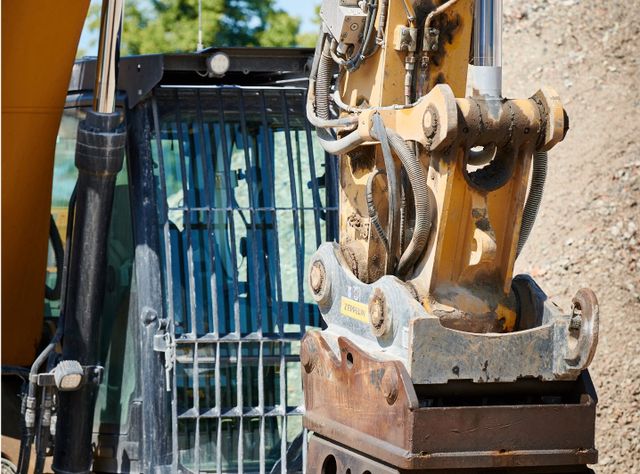Oilfix schützt Umwelt und Ressourcen Oilfix an einem Cat 326 von Zeppelin