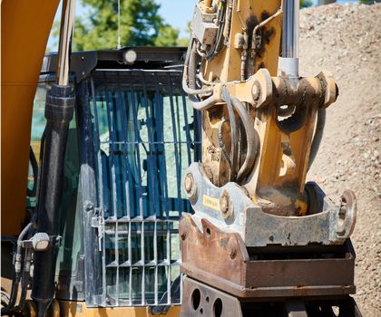 Oilfix schützt Umwelt und Ressourcen Oilfix an einem Cat 326 von Zeppelin