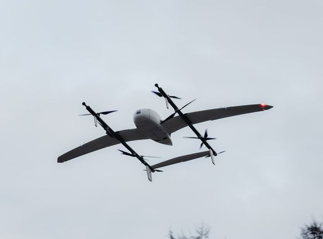 Asklepios Kliniken starten Flugtransport: Drohne transportiert Laborproben Drohne beim Anflug auf die Klinik in Bad Oldesloe