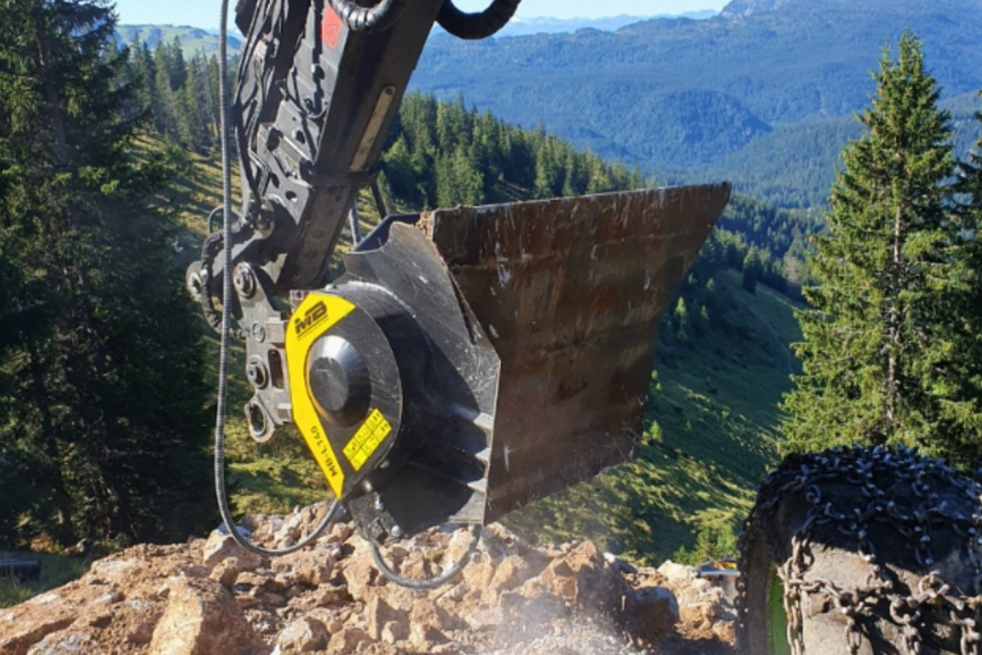 MB-Brecherlöffel optimiert Leitungsverlegung Ein Brecherlöffel von MB im Einsatz in den bayerischen Alpen