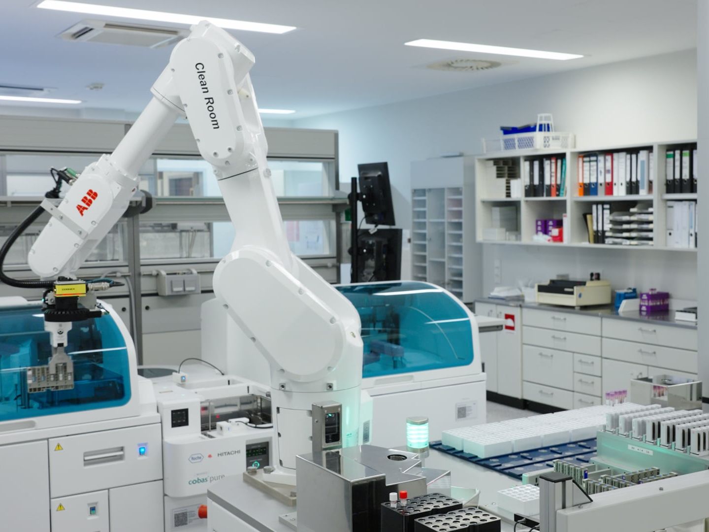 Roboter als Teil eines „automatisierten“ Labortisches Roboter als Teil eines „automatisierten“ Labortisches