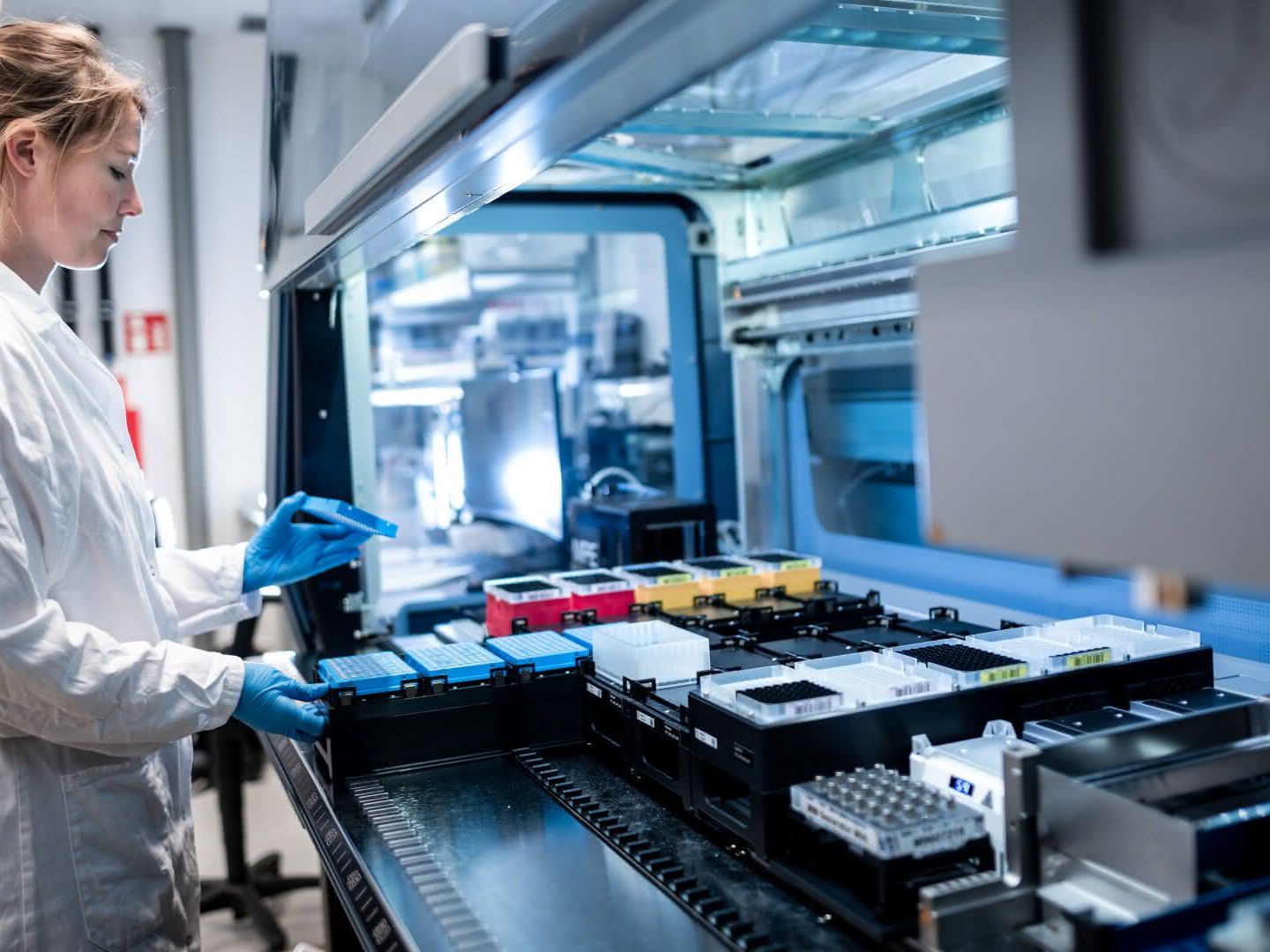 Labormanagerin Charlotte Frie an der automatisierten Analyse-Plattform Labormanagerin Charlotte Frie an der automatisierten Analyse-Plattform, dem Herzstück des in der Studie vorgestellten Workflows.