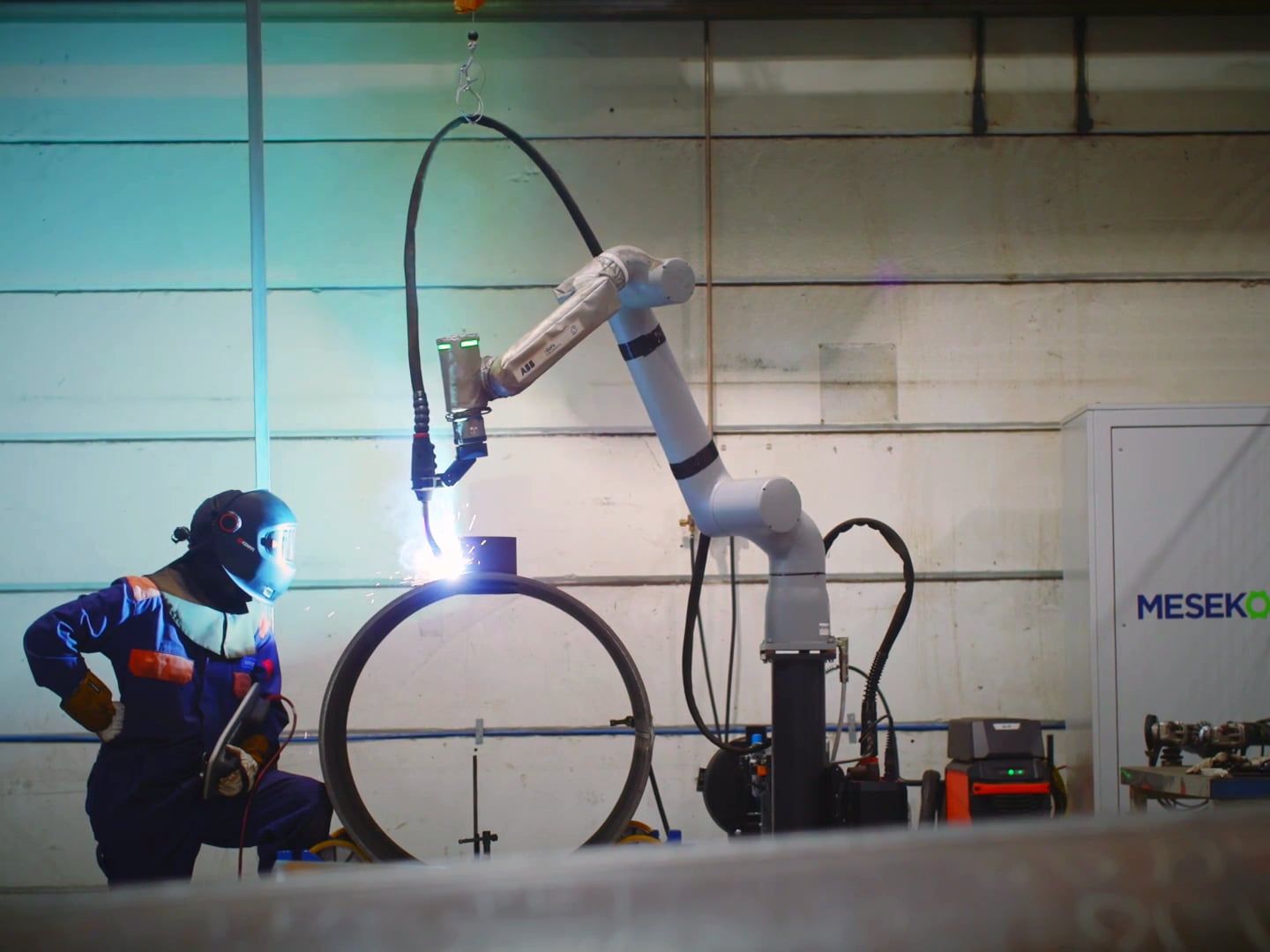 Anzeige: Präzision und Effizienz beim Schweißen dank ABB-Cobot Anzeige: Präzision und Effizienz beim Schweißen dank ABB-Cobot