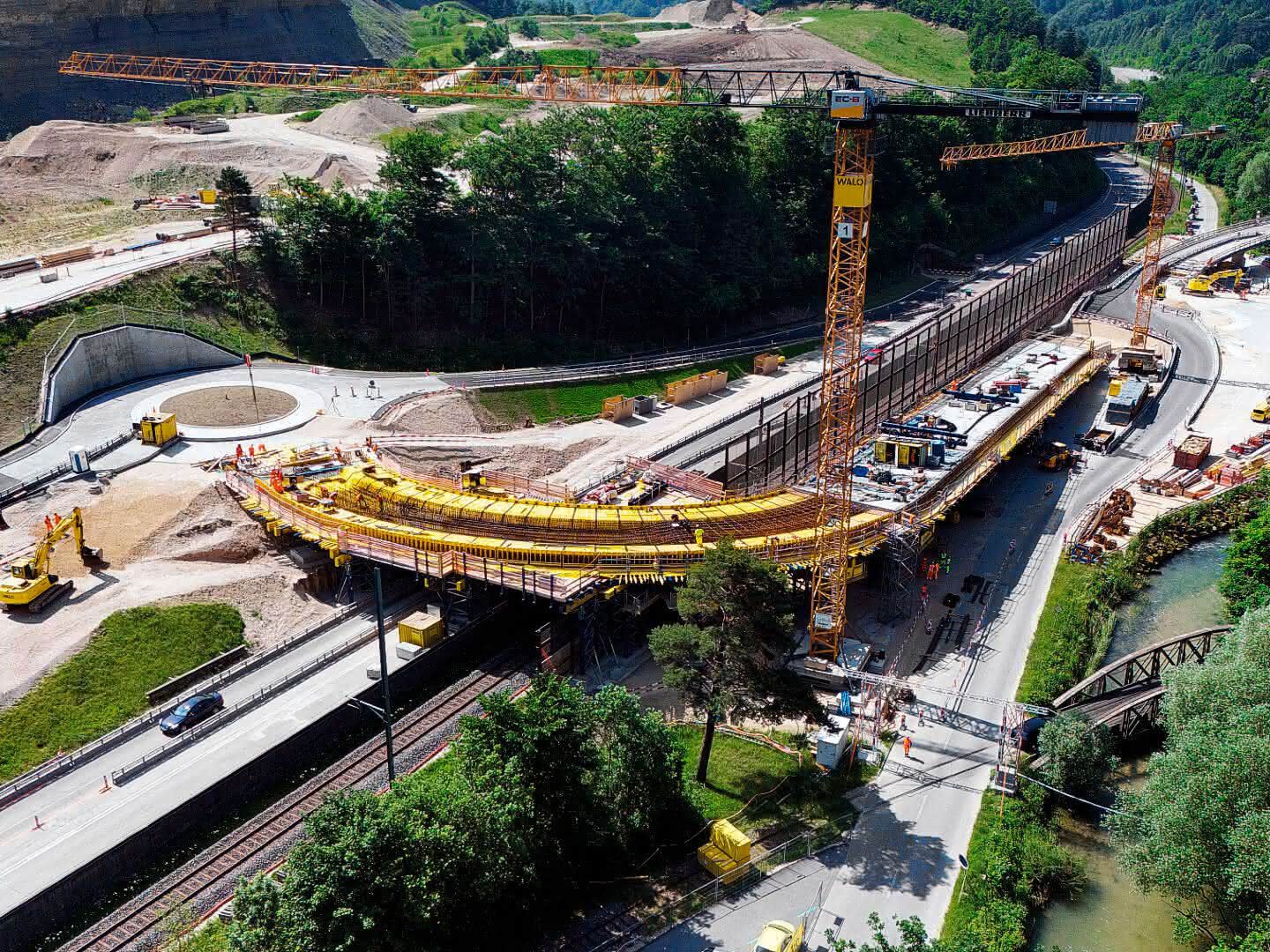 Blick auf die Baustelle in der Schweiz Der Blick auf die Baustelle in der Schweiz, auf der die Lösungen von Doka im Einsatz sind