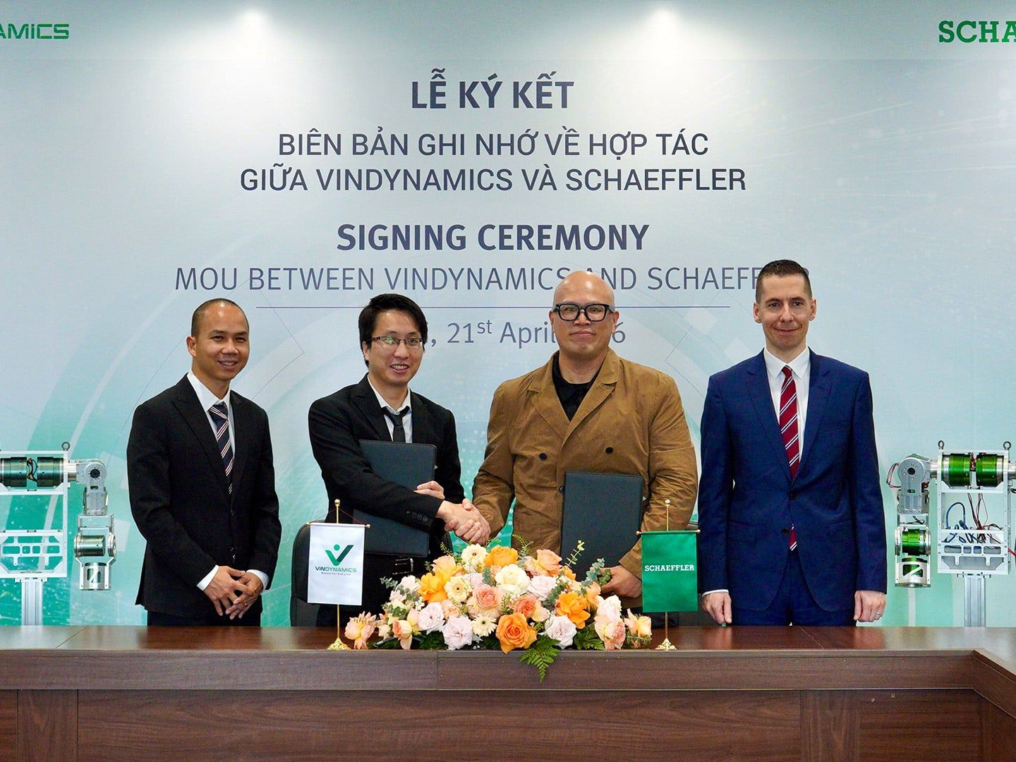 Maximilian Fiedler, Regional CEO Asia/Pacific at Schaeffler, Prof. Boon Siew Han, Regional Head Asia/Pacific of Humanoid Robotics at Schaeffler, Le Minh, Director of Hardware at VinDynamics and Nguyen Quang Vinh, Chief Technology Officer at VinDynamics sealed the partnership. (from right)