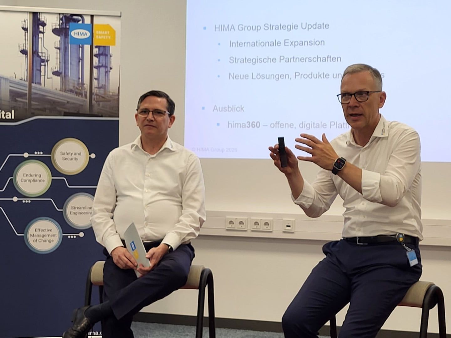 Im Bild von links nach rechts: Dr. Michael Löbig (CFO), Jörg de la Motte (CEO), beide HIMA Group