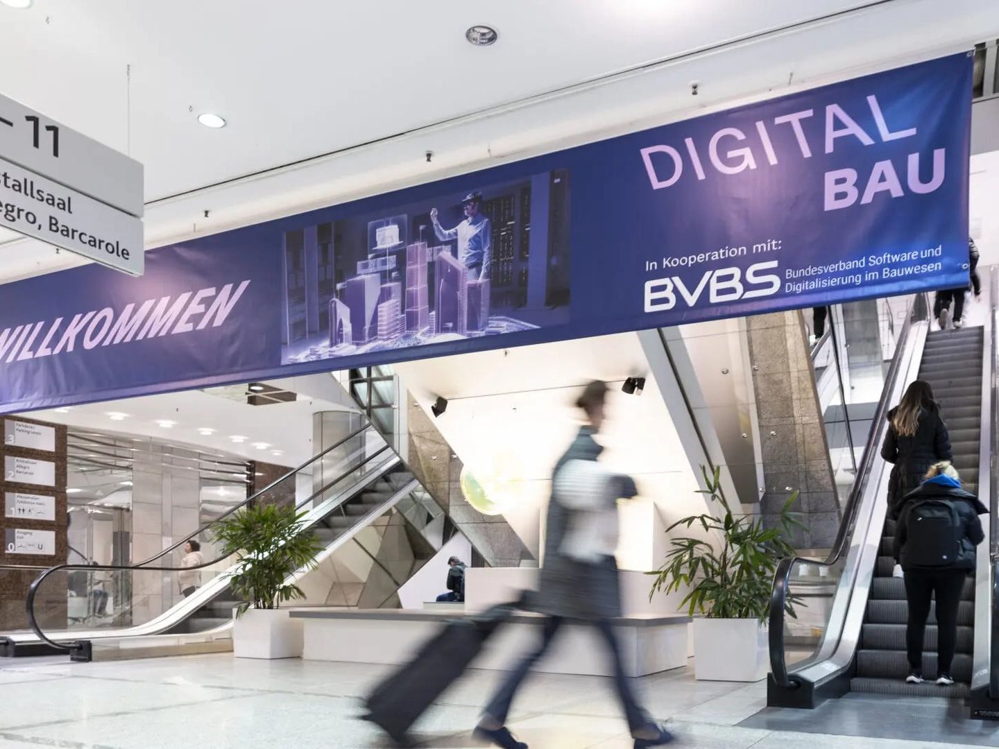 Blick auf ein Banner über der Rolltreppen in den ersten Stock der digitalBAU