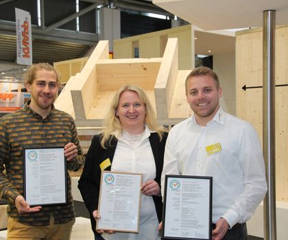Freuen sich über die erneute Auszeichnung mit dem Natureplus Qualitätszeichen für die nachhaltigen Holzbauelemente von best wood Schneider (v.l.): Tilmann Kramolisch, Geschäftsführer Natureplus e.V., Bianca Reuter-Fischer, Teamleiterin Vertrieb, und