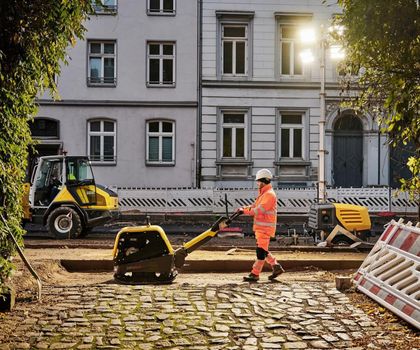 Geräte von Wacker Neuson auf einer urbanen Baustelle