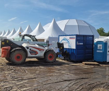 Der Bobcat T40.180SLP im Einsatz auf dem Sea You Festival Auf dem Sea You Festival wird der Bobcat T40.180SLP für Transporttätigkeiten eingesetzt