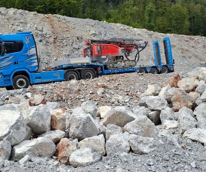 Effizienter Transport im Hochgebirge mit Goldhofer Tiefladeanhänger Effizienter Transport im Hochgebirge mit Goldhofer Tiefladeanhänger
