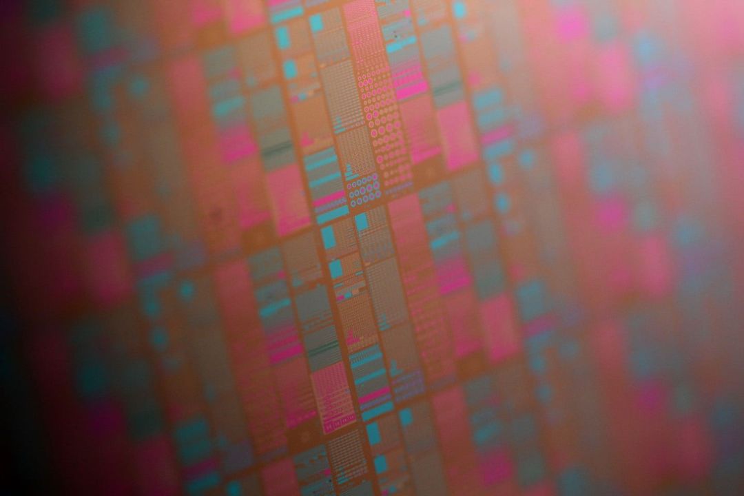 Nahaufnahme (Dieshot) von ferroelektrischen Speicherchips auf einem 300-mm-Wafer des Fraunhofer IPMS. Nahaufnahme (Dieshot) von ferroelektrischen Speicherchips auf einem 300-mm-Wafer des Fraunhofer IPMS.