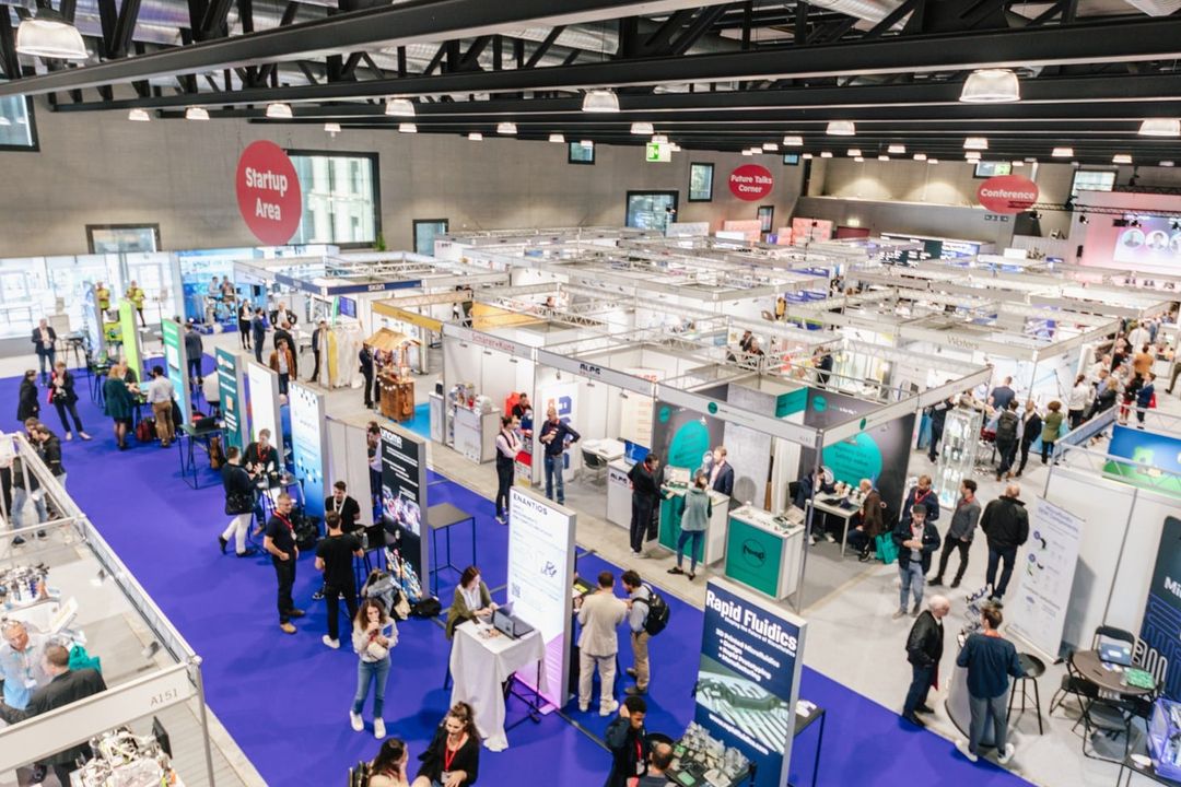 Aussteller und Besucher der Messe Ilmac Lausanne (Impressionen 2024). Blick in eine Messehalle
